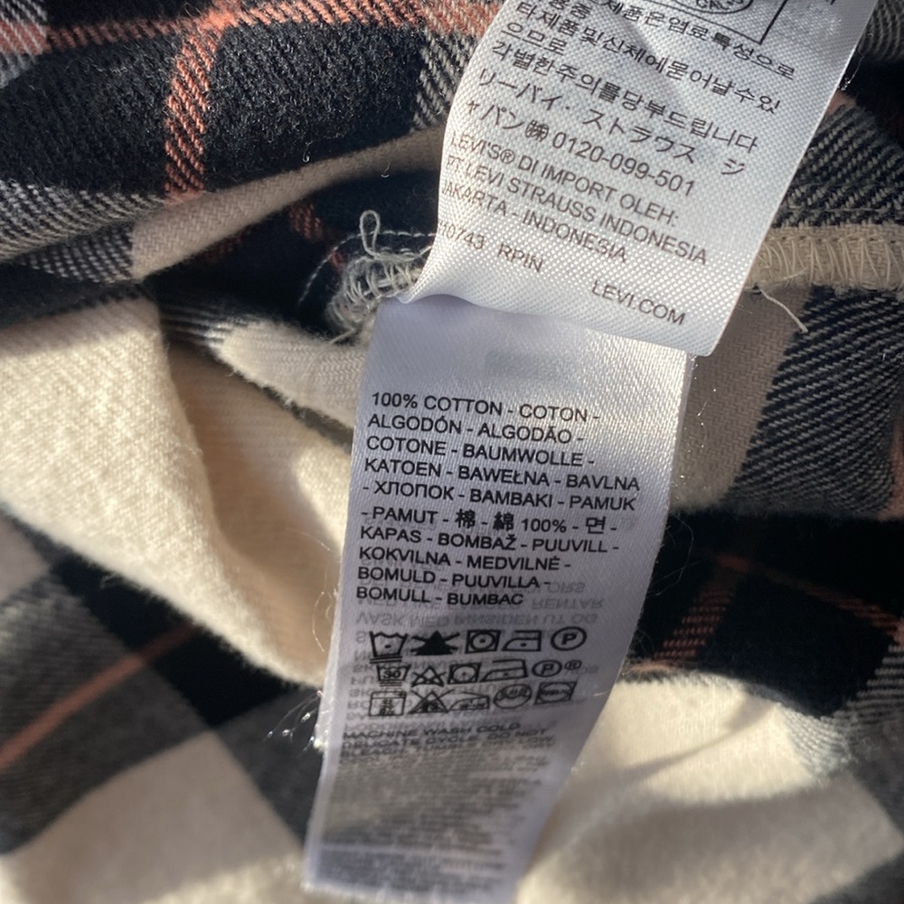 Levi’s Women’s Flannel Plaid  Shirt Size Large - Picture 8 of 8
